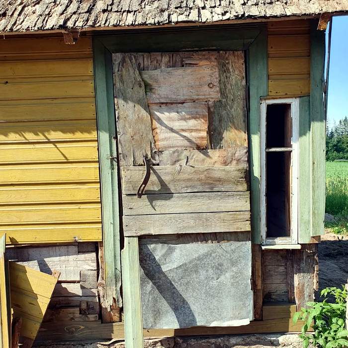 Vana saunauks enne restaureerimist — laudadega kaetud ja lagunenud
