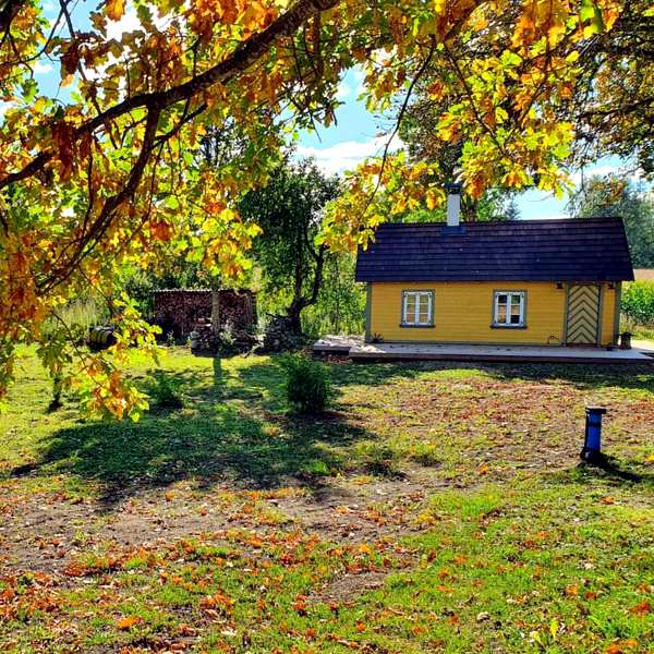 Valmis Salu saun sügiseses aias koos uue kalasaba-uksega