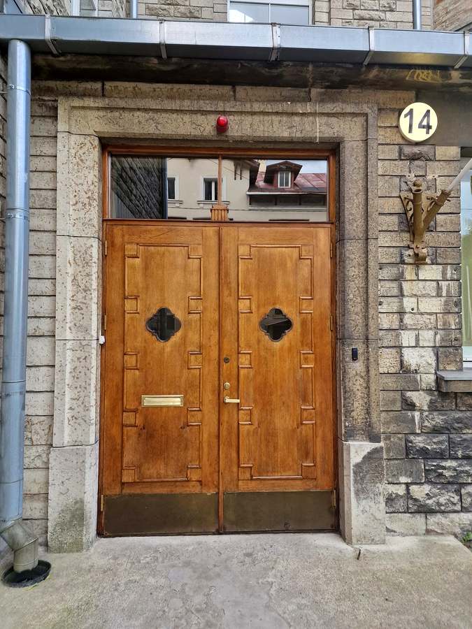 Hobel OÜ restaureeritud välisuksed Tallinnas — käsitööna taastatud ajalooline uks